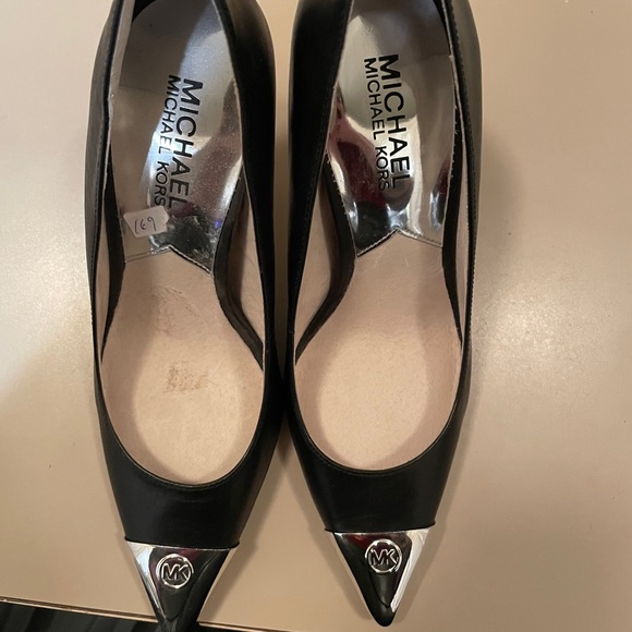 Micheal Kors logo pointed toe pump heels - Picture 3 of 3